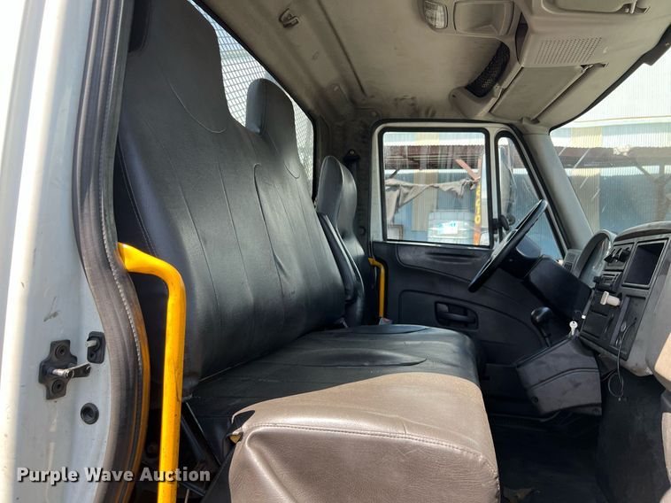 image for item MF9975 2013 International DuraStar 4300  flatbed truck