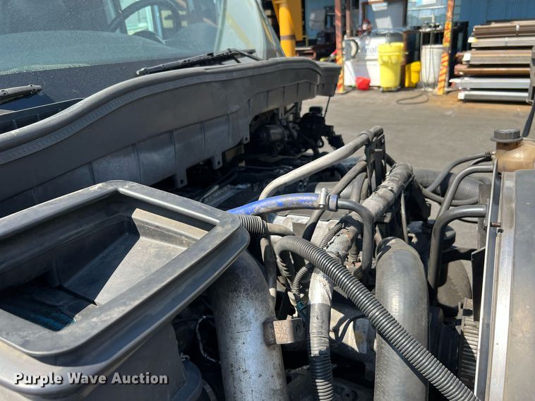 image for item MF9975 2013 International DuraStar 4300  flatbed truck