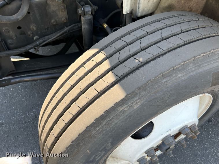 image for item MF9975 2013 International DuraStar 4300  flatbed truck