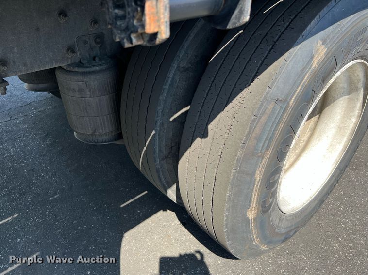 image for item MF9975 2013 International DuraStar 4300  flatbed truck