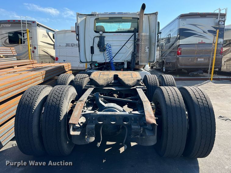 image for item MF9976 2003 International 8600  semi truck