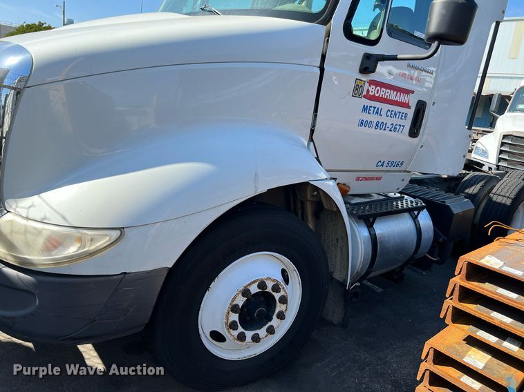 image for item MF9976 2003 International 8600  semi truck