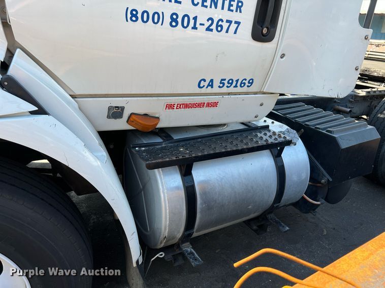 image for item MF9976 2003 International 8600  semi truck