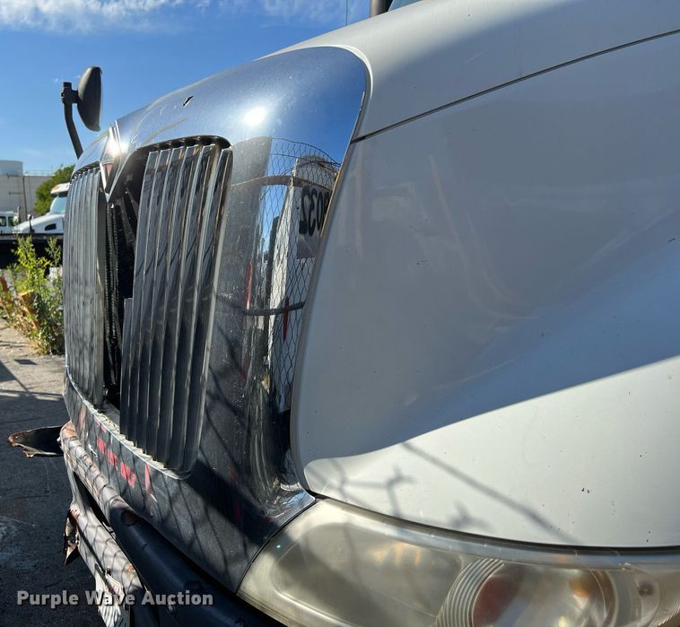 image for item MF9976 2003 International 8600  semi truck