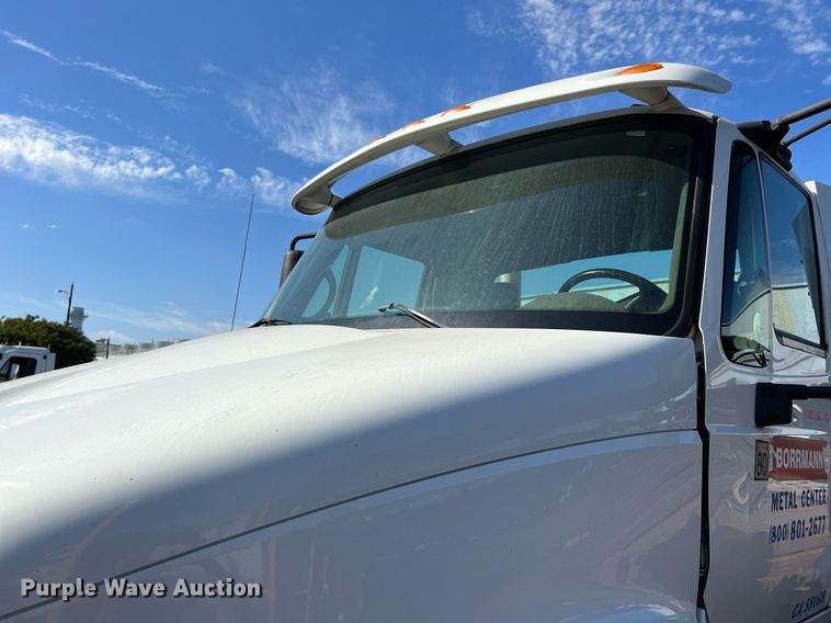 image for item MF9976 2003 International 8600  semi truck