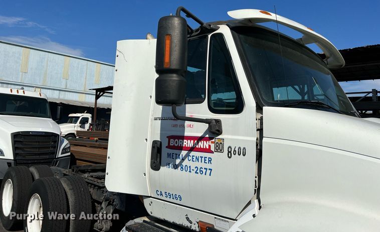 image for item MF9976 2003 International 8600  semi truck