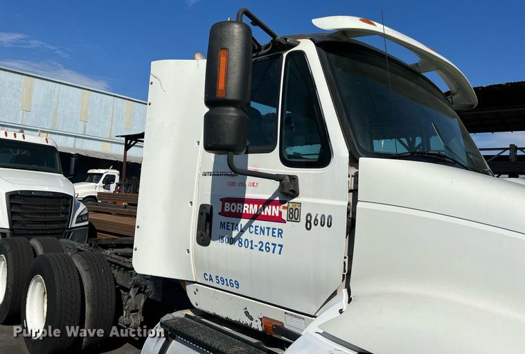 image for item MF9976 2003 International 8600  semi truck