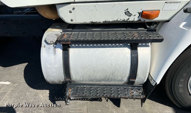 image for item MF9976 2003 International 8600  semi truck