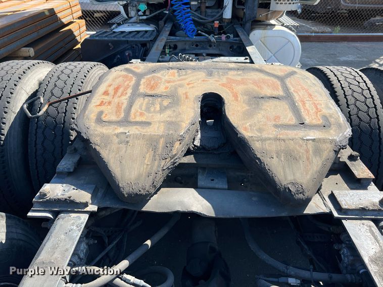 image for item MF9976 2003 International 8600  semi truck