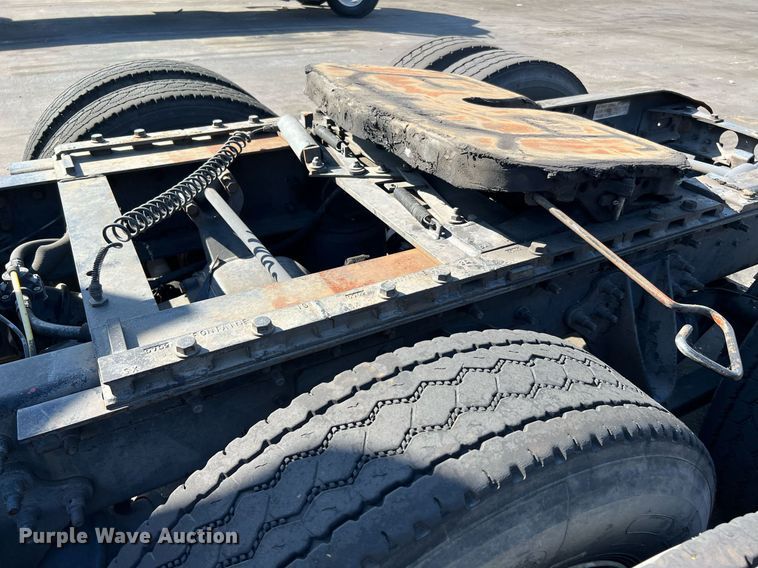 image for item MF9976 2003 International 8600  semi truck