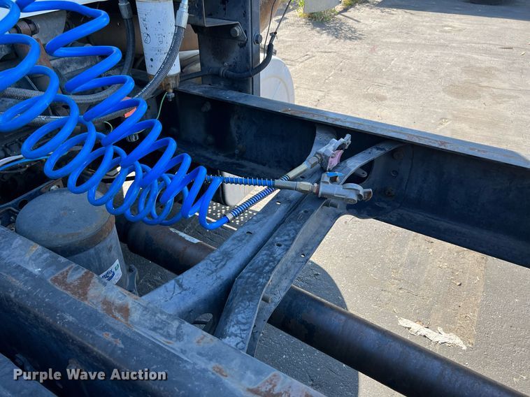 image for item MF9976 2003 International 8600  semi truck