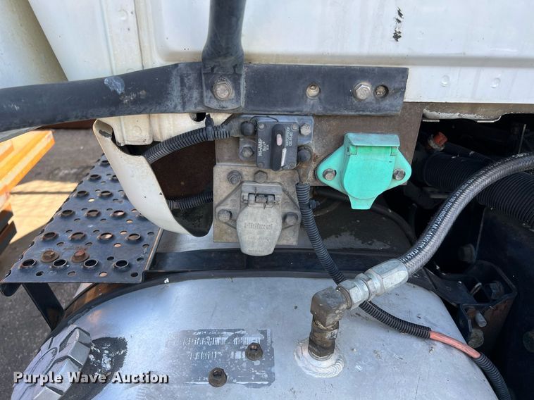 image for item MF9976 2003 International 8600  semi truck