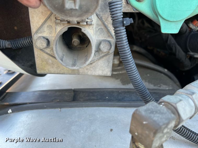 image for item MF9976 2003 International 8600  semi truck