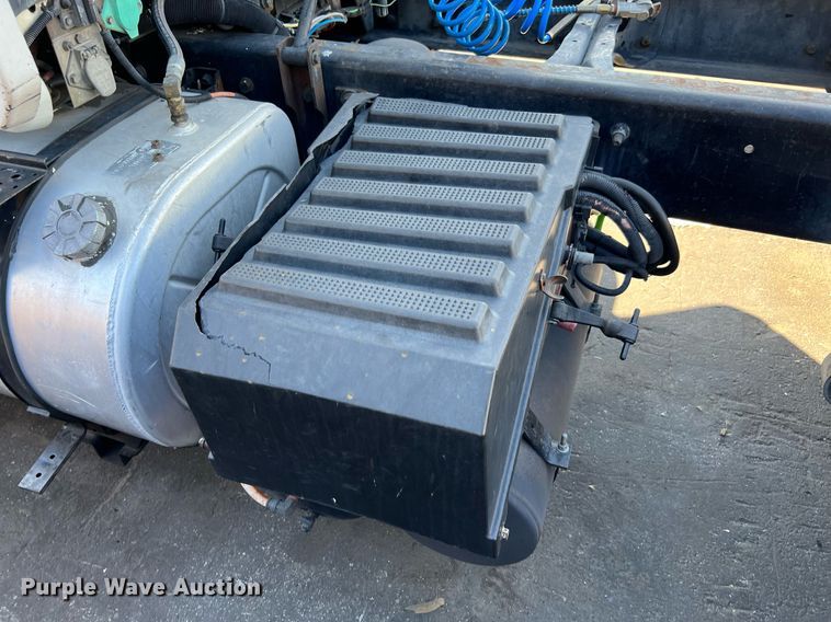 image for item MF9976 2003 International 8600  semi truck