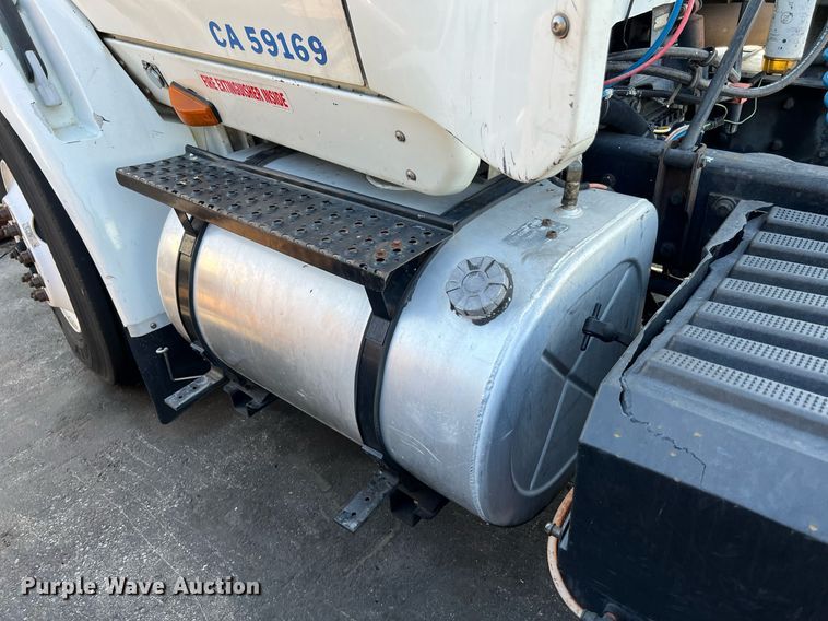 image for item MF9976 2003 International 8600  semi truck