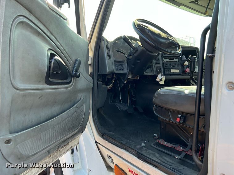 image for item MF9976 2003 International 8600  semi truck