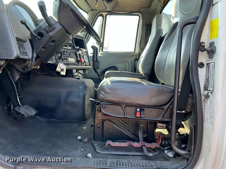 image for item MF9976 2003 International 8600  semi truck