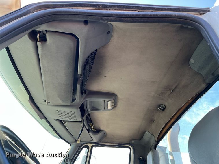 image for item MF9976 2003 International 8600  semi truck