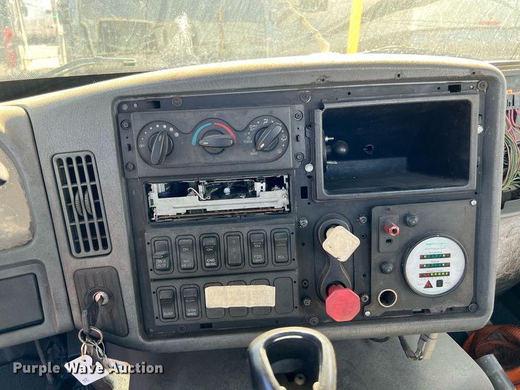 image for item MF9976 2003 International 8600  semi truck