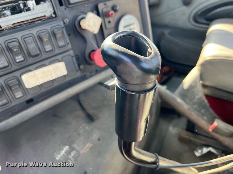 image for item MF9976 2003 International 8600  semi truck