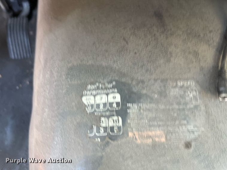 image for item MF9976 2003 International 8600  semi truck