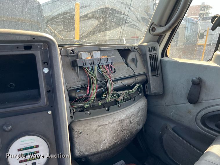 image for item MF9976 2003 International 8600  semi truck