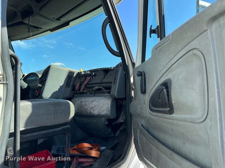 image for item MF9976 2003 International 8600  semi truck