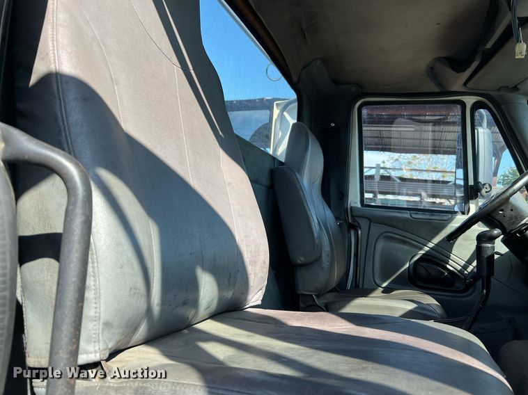 image for item MF9976 2003 International 8600  semi truck