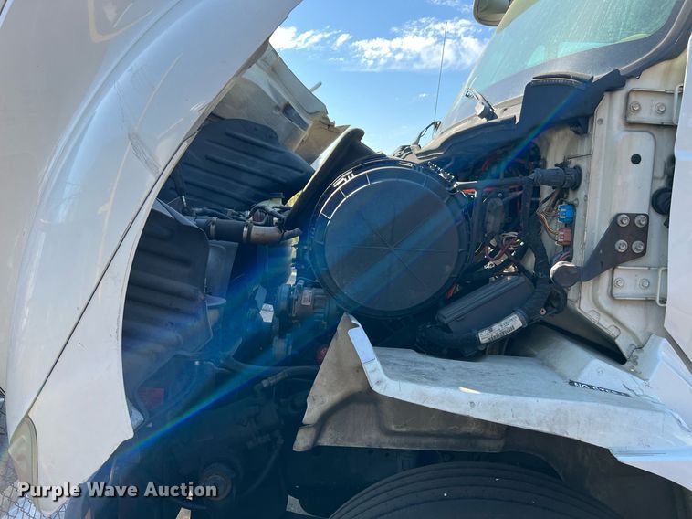 image for item MF9976 2003 International 8600  semi truck