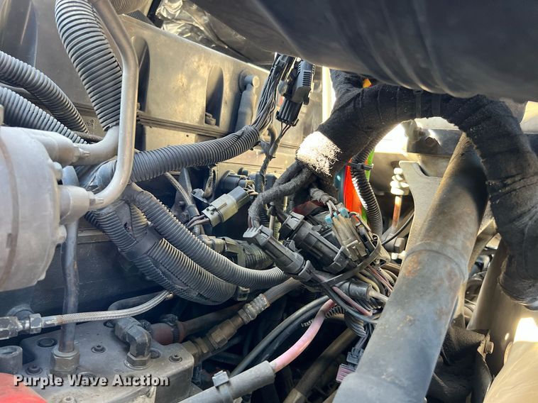 image for item MF9976 2003 International 8600  semi truck