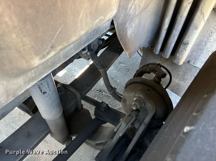 image for item MF9976 2003 International 8600  semi truck