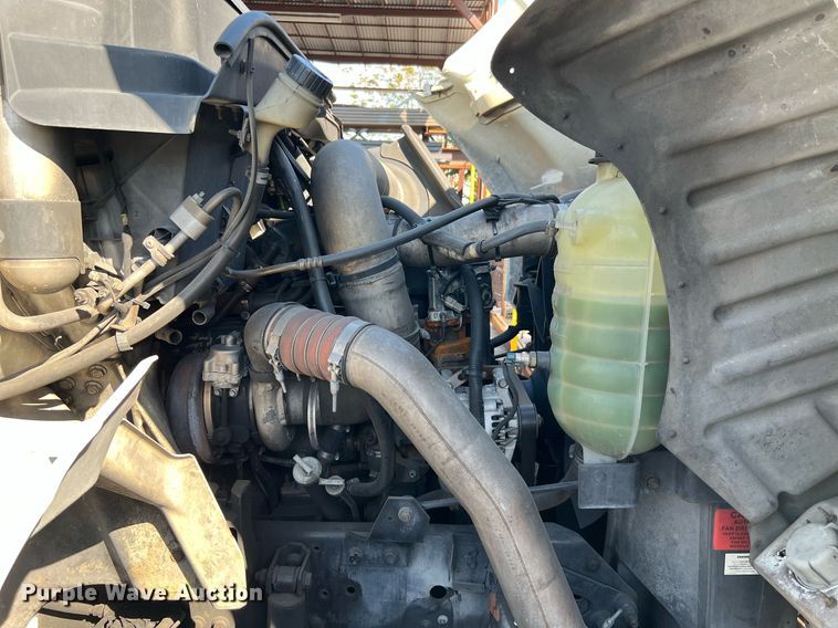 image for item MF9976 2003 International 8600  semi truck