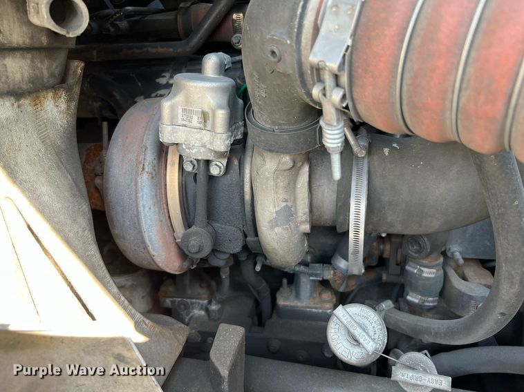 image for item MF9976 2003 International 8600  semi truck