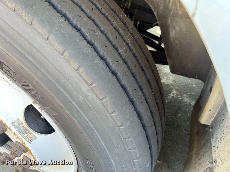 image for item MF9976 2003 International 8600  semi truck