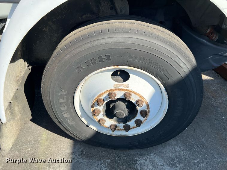 image for item MF9976 2003 International 8600  semi truck