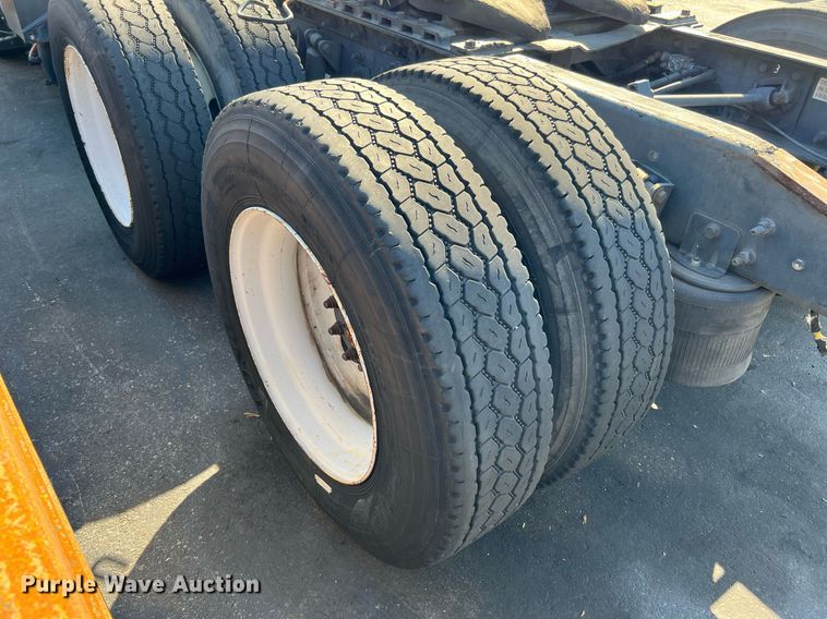 image for item MF9976 2003 International 8600  semi truck