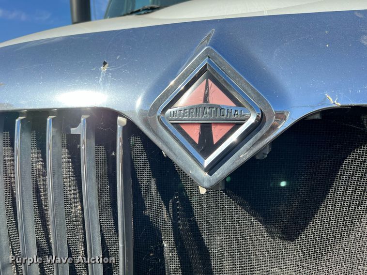 image for item MF9976 2003 International 8600  semi truck