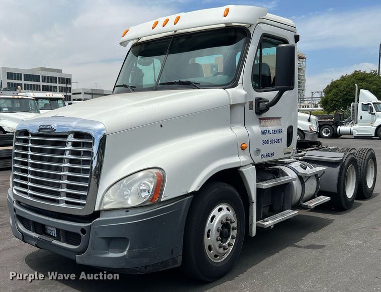 image for item MF9977 2012 Freightliner Cascadia 125  semi truck