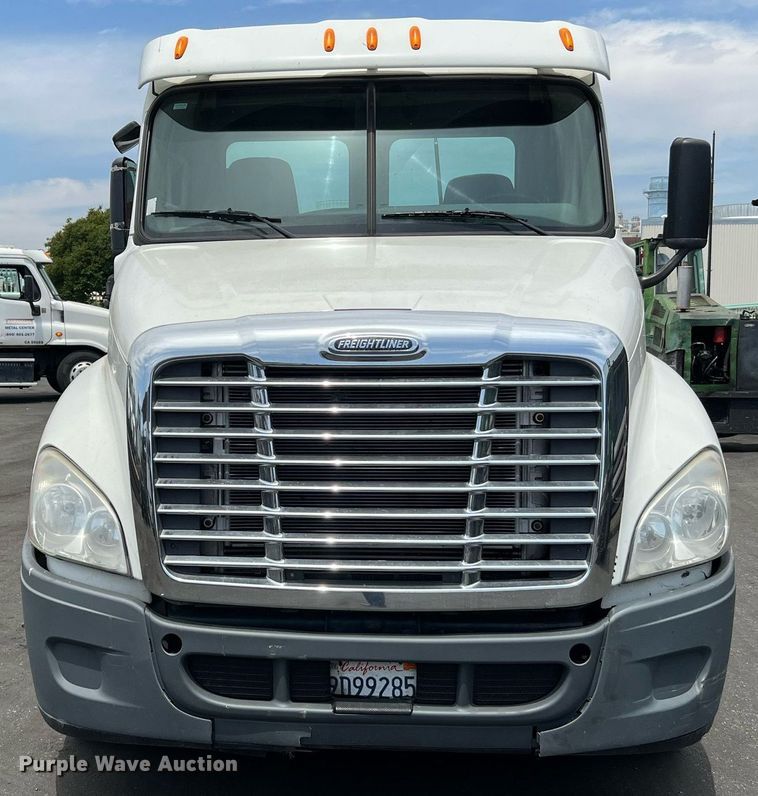 image for item MF9977 2012 Freightliner Cascadia 125  semi truck