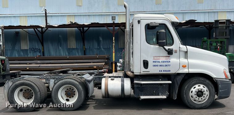 image for item MF9977 2012 Freightliner Cascadia 125  semi truck