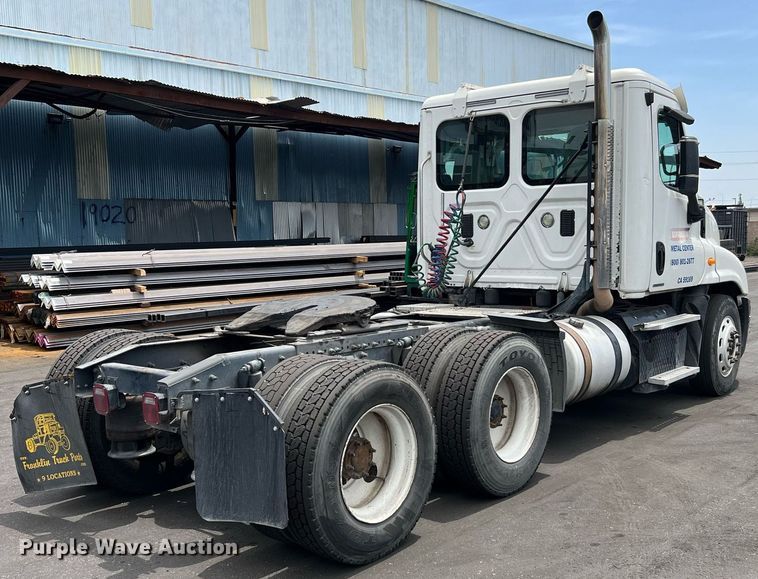 image for item MF9977 2012 Freightliner Cascadia 125  semi truck