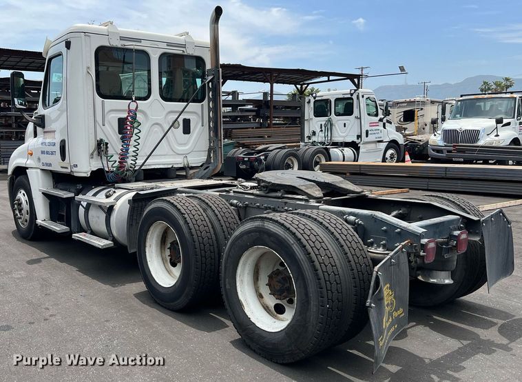 image for item MF9977 2012 Freightliner Cascadia 125  semi truck