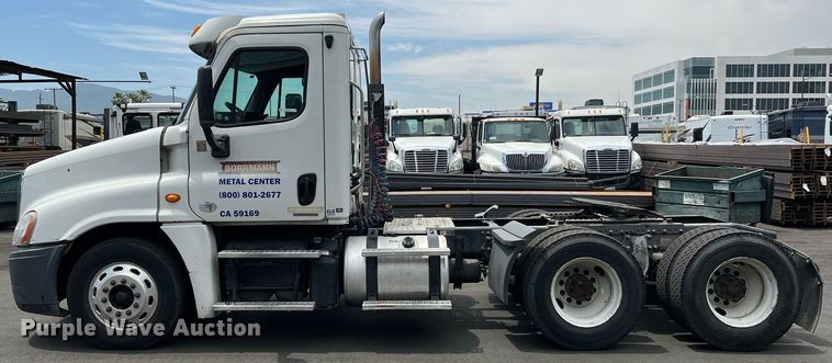 image for item MF9977 2012 Freightliner Cascadia 125  semi truck