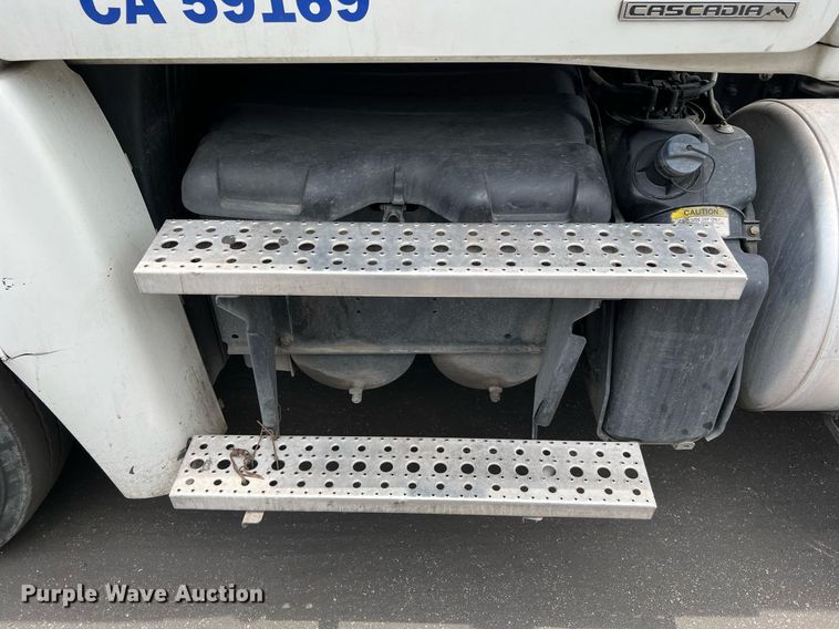 image for item MF9977 2012 Freightliner Cascadia 125  semi truck