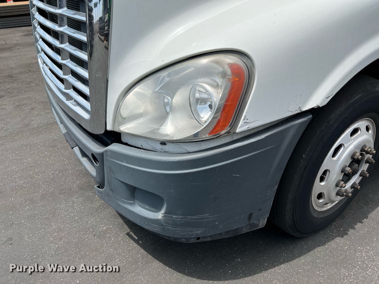 image for item MF9977 2012 Freightliner Cascadia 125  semi truck