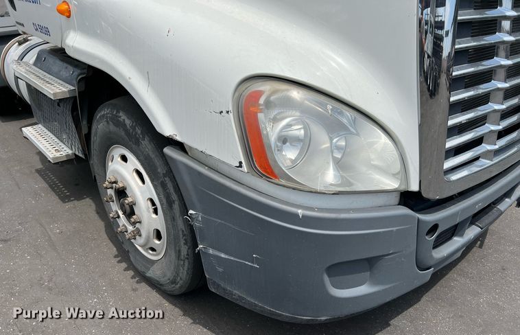 image for item MF9977 2012 Freightliner Cascadia 125  semi truck