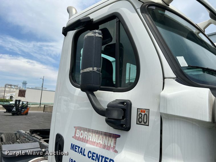 image for item MF9977 2012 Freightliner Cascadia 125  semi truck