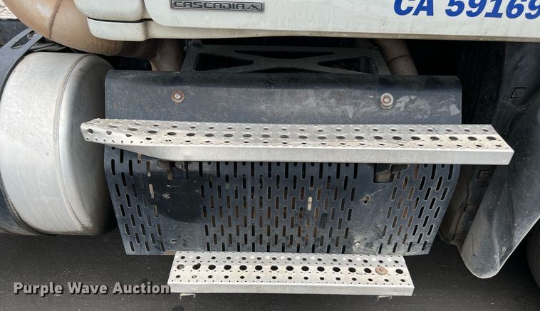 image for item MF9977 2012 Freightliner Cascadia 125  semi truck