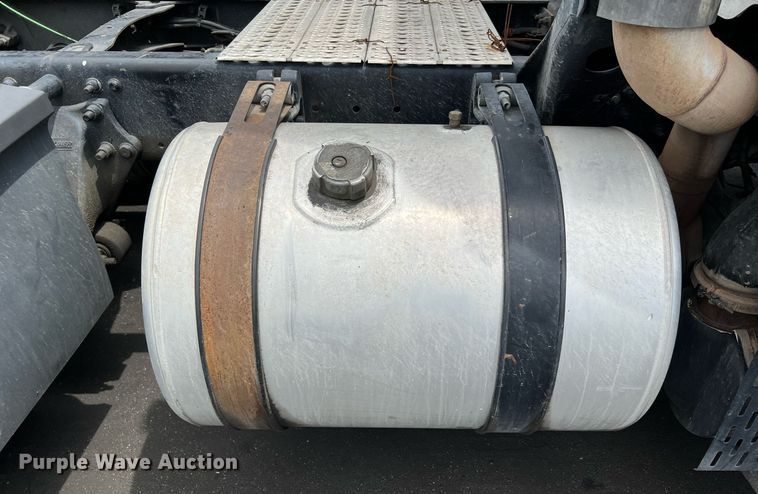 image for item MF9977 2012 Freightliner Cascadia 125  semi truck