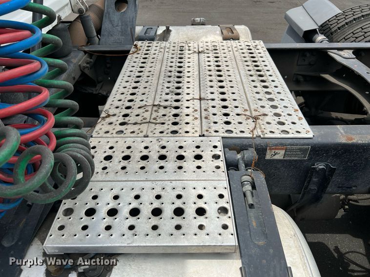 image for item MF9977 2012 Freightliner Cascadia 125  semi truck